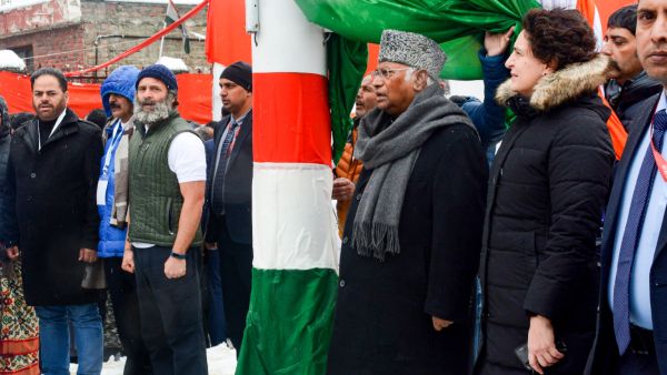 কাশ্মীরে ভারত জোড়ো যাত্রার শেষদিন সঙ্গী বোন প্রিয়াঙ্কা 