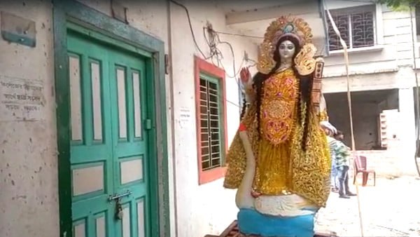 কলেজের গেট থেকে ফিরিয়ে নিয়ে যাওয়া হয় প্রতিমাটিকে। কলেজের গেট থেকে ফিরিয়ে নিয়ে যাওয়া হয় প্রতিমাটিকে।