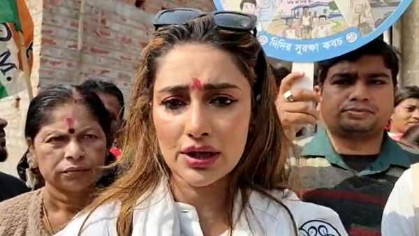 মহিলাদের ক্ষোভের মুখে পড়লেন চিত্রাভিনেত্রী