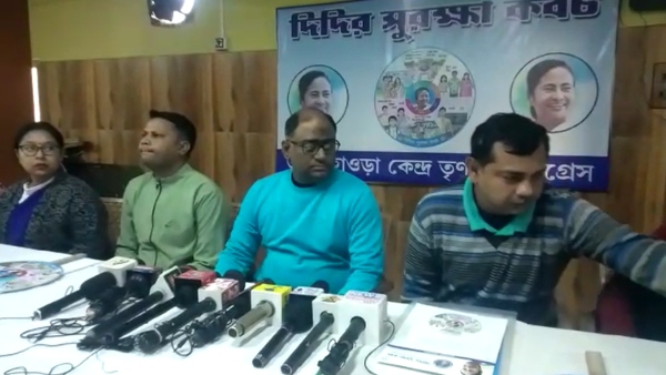 একটা ছবি নিয়ে ঘুরে বেড়াই 
