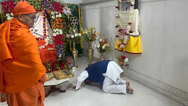 অভিষেক প্রতিদ্বন্দ্বী নন অভিষেক প্রতিদ্বন্দ্বী নন