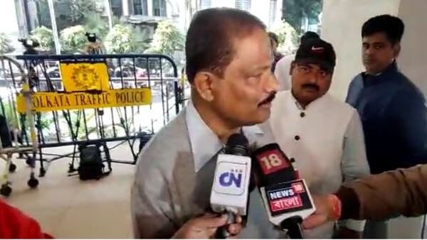 সস্ত্রীক তাঁকে গ্রেফতার করা হয়েছিল