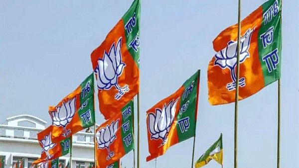 ভোটের মুখে দলত্যাগ করে বিজেপির বিরুদ্ধে প্রার্থী 