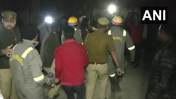 আচমকাই ধসে পড়ল আস্ত বাড়ি! তিনজনের দেহ উদ্ধার, আটকে অনেকে আচমকাই ধসে পড়ল আস্ত বাড়ি! তিনজনের দেহ উদ্ধার, আটকে অনেকে