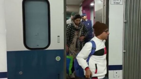 ট্রেন বাংলায়, অন্য ভাষায় কথা কেন