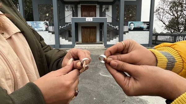 কোথায় বাগদান সারলেন অভিনেত্রী
