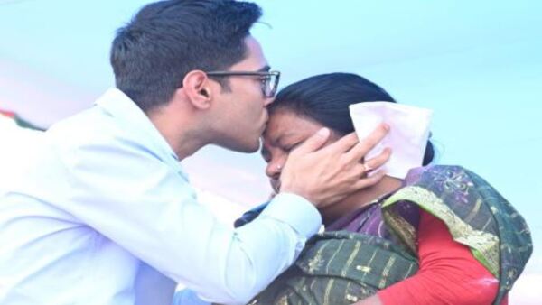 মাথাভাঙার সমাবেশে আবেগ উস্কে দিয়েছিলেন মাথাভাঙার সমাবেশে আবেগ উস্কে দিয়েছিলেন