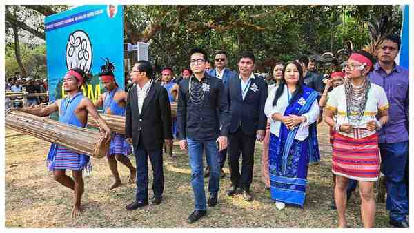 আক্রমণে ডেরেকও আক্রমণে ডেরেকও