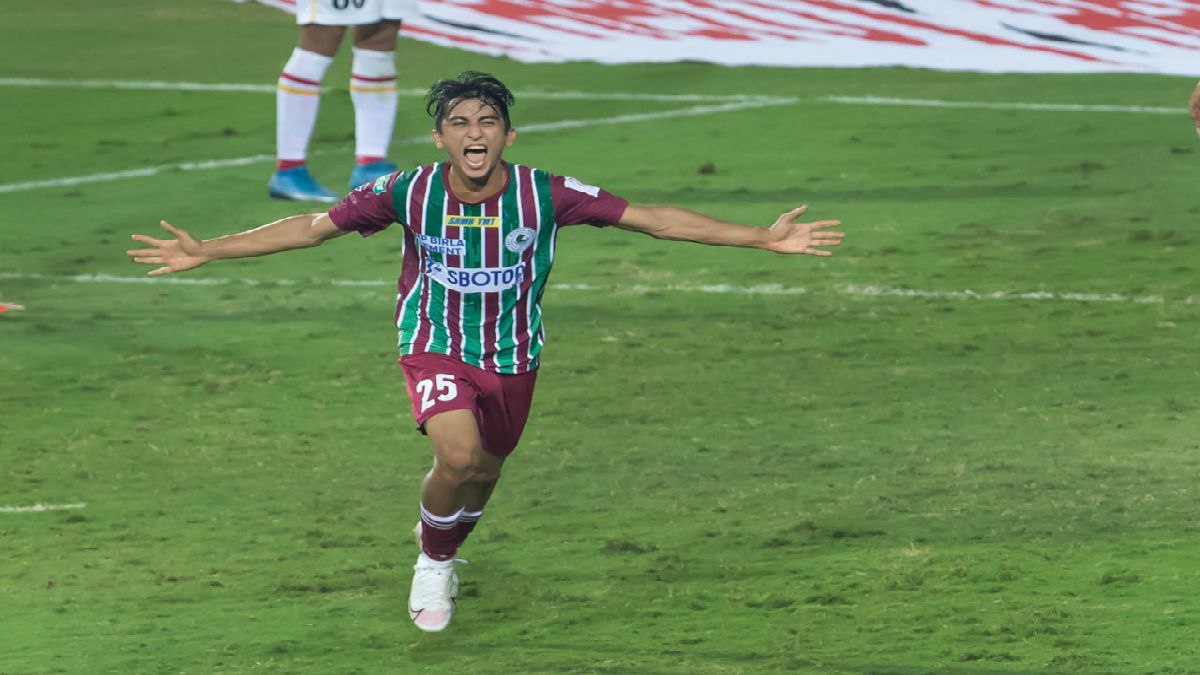 ব্যবধান কমিয়েছে সবুজ মেরুন