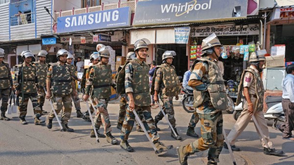 কাগজপত্রে জন্য এক অফিস থেকে অন্য অফিস