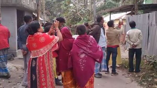 বাড়িতে জমছে ভিড় বাড়িতে জমছে ভিড়