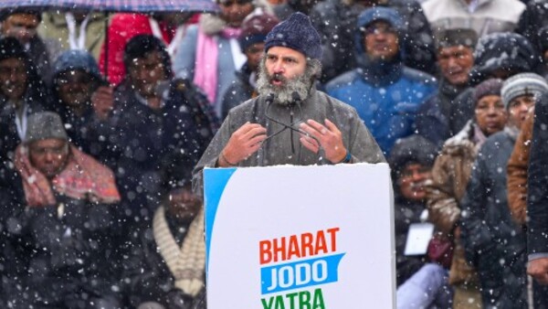 দুদশকের বেশি সময় কংগ্রেসের সঙ্গে যুক্ত