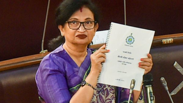 ১০০ দিনের কাজের বরাদ্দ কমিয়েছে কেন্দ্র। 