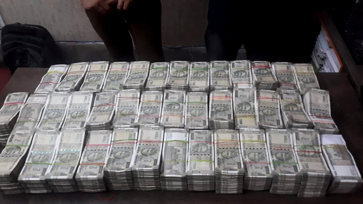 কল সেন্টারে তল্লাশি চালিয়ে নগদ চার কোটি টাকা উদ্ধার কল সেন্টারে তল্লাশি চালিয়ে নগদ চার কোটি টাকা উদ্ধার