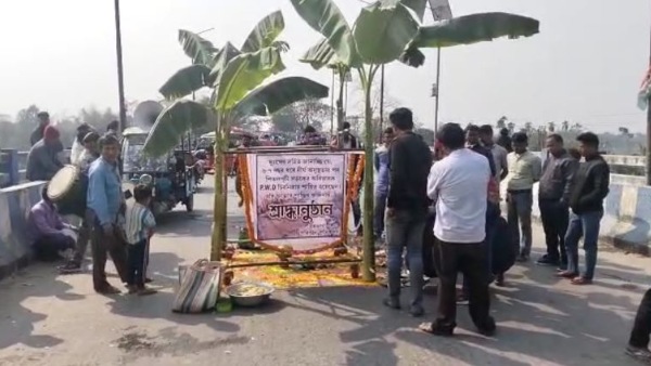 অভিনব প্রতিবাদের জেরে যানজট