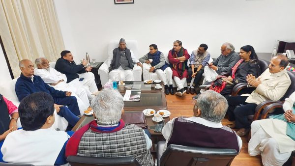 কংগ্রেসের সঙ্গে ধর্না বিক্ষোভে শামিল, বৈঠকে নেই তৃণমূল