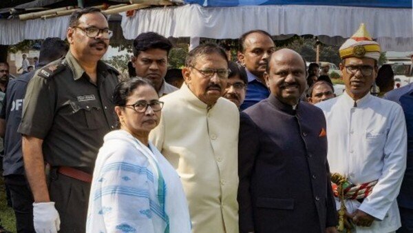 সংবিধান অনুযায়ী কাজ করতে বার্তা