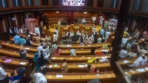 দিল্লি পুরসভায় হাতাহাতি