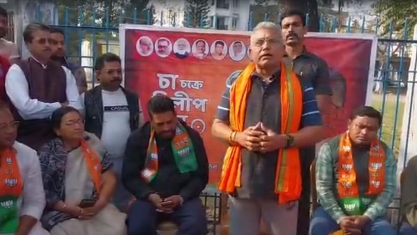 বিজেপি কার্যকর্তাদের সঙ্গে চা চক্রে দিলীপ 