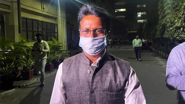 ফ্ল্যাটের বাইরে থেকে সরিয়েছেন বোর্ড