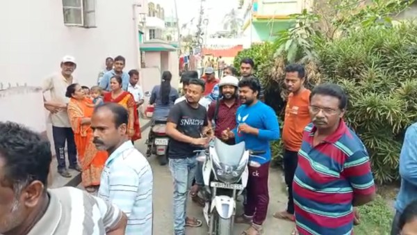 হাওড়ার বাড়ির সামনে ভিড় হাওড়ার বাড়ির সামনে ভিড়