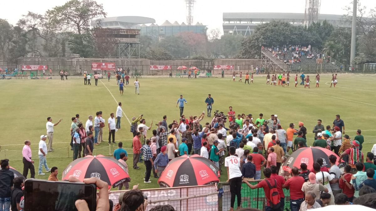 মোহনবাগান-ইস্টবেঙ্গল হকি ডার্বি ঘিরে তুমুল অশান্তি মোহনবাগান-ইস্টবেঙ্গল হকি ডার্বি ঘিরে তুমুল অশান্তি