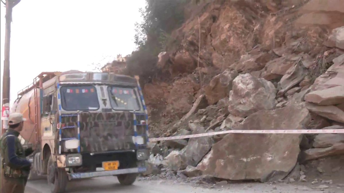 ব্যাপক ভাবে ফাটল দেখা গিয়েছে