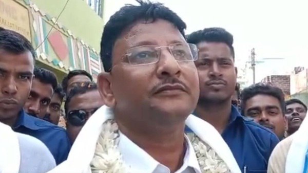 মা আমার মাথায় তিনটে চুমা দেয়... মা আমার মাথায় তিনটে চুমা দেয়...