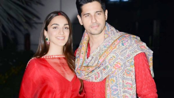  অপেক্ষা ভক্তদের