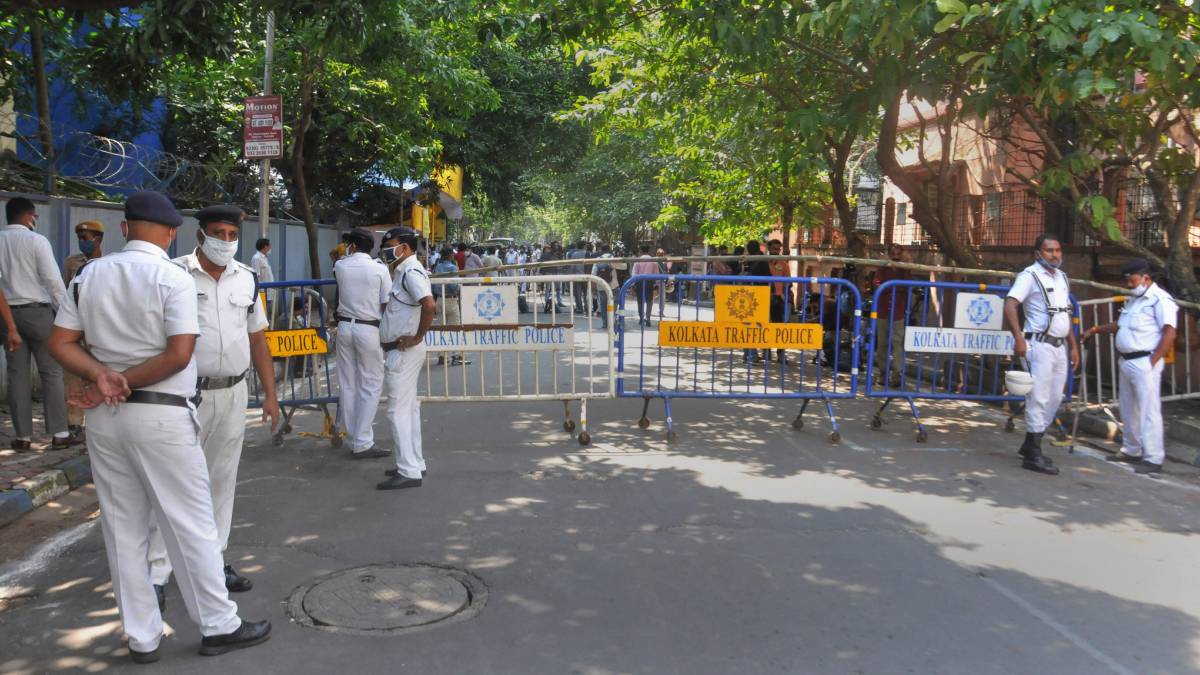 পাড়ায় দুর্গন্ধে টিকতে পারছিলেন না প্রতিবেশীরা, পুলিশ গিয়ে দরজা খুলতেও চমকে উঠলেন সকলে পাড়ায় দুর্গন্ধে টিকতে পারছিলেন না প্রতিবেশীরা, পুলিশ গিয়ে দরজা খুলতেও চমকে উঠলেন সকলে