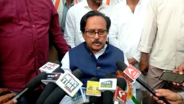 মানুষের সঙ্গে মানুষকে নিয়ে মানুষের সঙ্গে মানুষকে নিয়ে