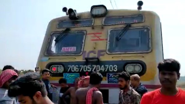লোকালটি হাওড়া থেকে আমতার দিকে যাচ্ছিল লোকালটি হাওড়া থেকে আমতার দিকে যাচ্ছিল