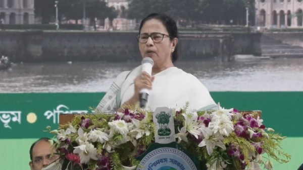রাজ্যের সব টাকা কেটে নিয়ে যাচ্ছে রাজ্যের সব টাকা কেটে নিয়ে যাচ্ছে