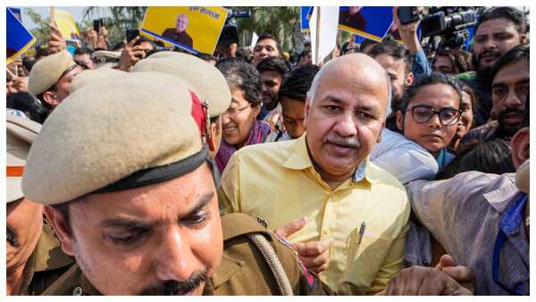 সিবিআই অফিসে দীর্ঘক্ষণ জেরার পরে গ্রেফতার সিবিআই অফিসে দীর্ঘক্ষণ জেরার পরে গ্রেফতার