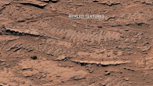 শিলাখণ্ডে ঢেউয়ের ছাপ স্পষ্ট 