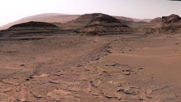 হ্রদের চারধারে ঢেউয়ের চিহ্ন 