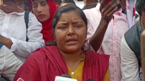 কান্দিতে মিছিলে মীনাক্ষী