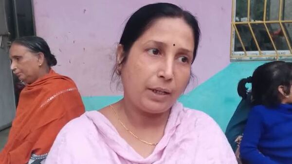 পাশে রয়েছেন বান্ধবী