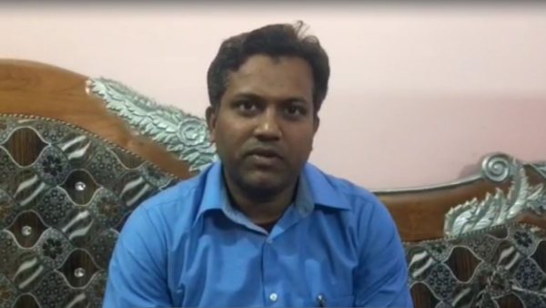 সাফল্যের খবরে বাড়িতে ভিড়