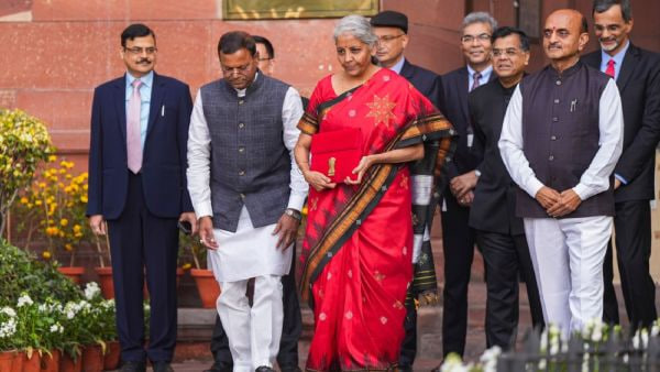 নজর মহিলাদের প্রতি