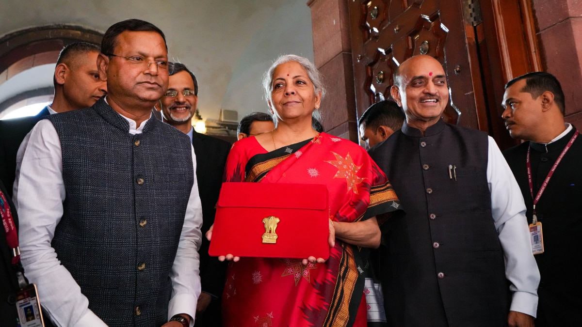 হ্যান্ডলুম শাড়িকে প্রাধান্য