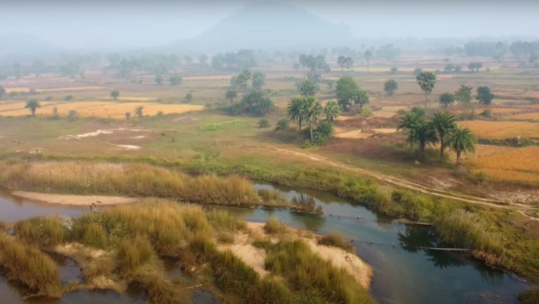 পাহাড়ের সামনে টলটলে ঝিল