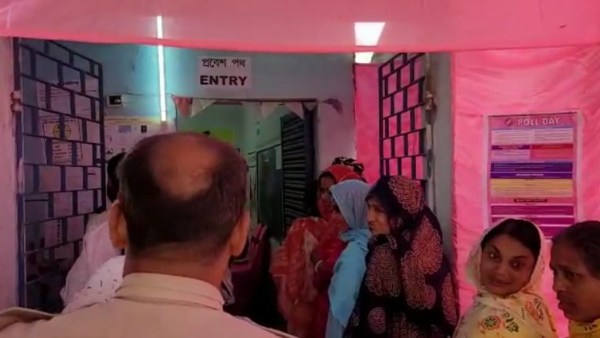 পুলিশকে ঘিরে বিক্ষোভ