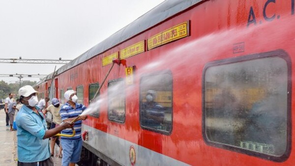 ট্রেনের কোচের রং লাল