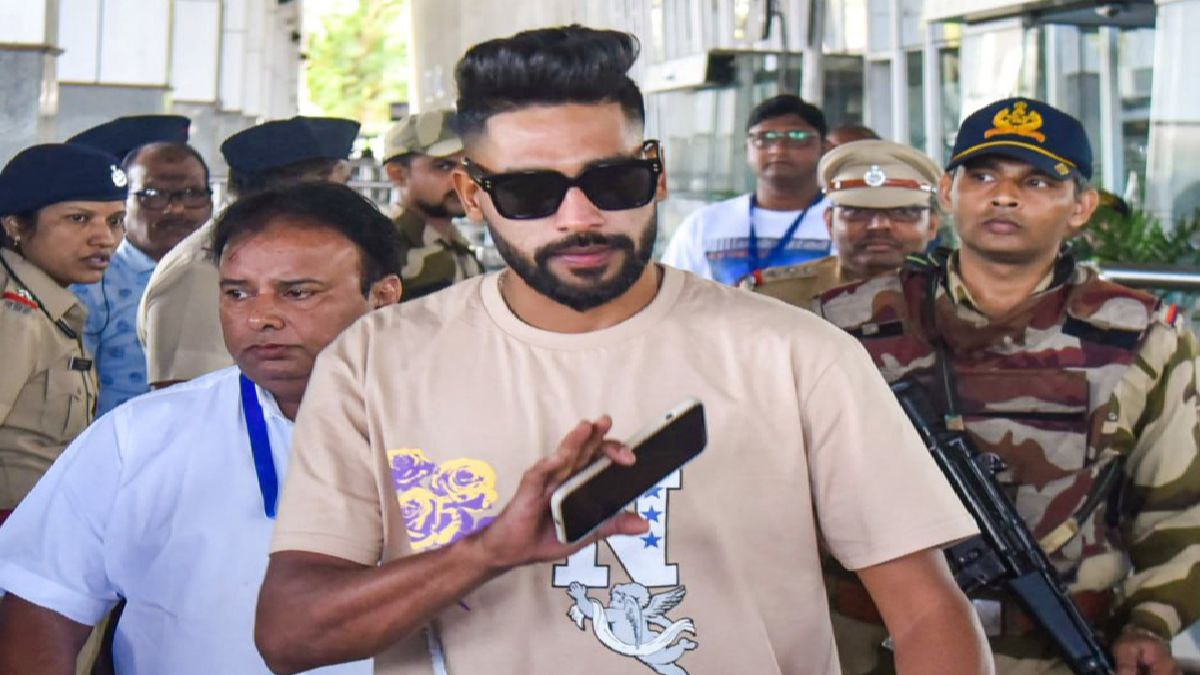 সিরাজ-উমরান রোষের মুখে সিরাজ-উমরান রোষের মুখে