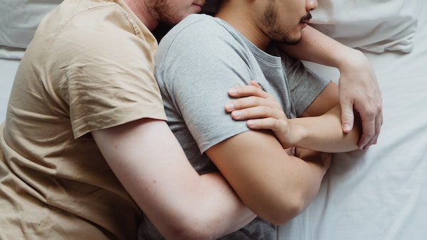  জায়ফল বা নিম পাতা ভেজানো জলে স্নান করুন