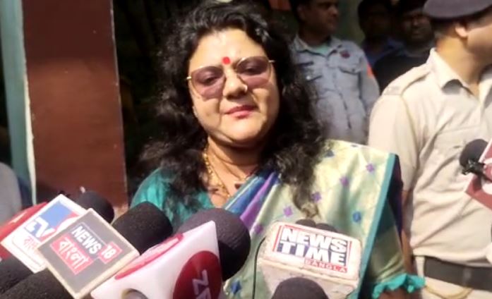 মুখোমুখি হন সৌমিত্র খাঁ ও সুজাতা মণ্ডল মুখোমুখি হন সৌমিত্র খাঁ ও সুজাতা মণ্ডল