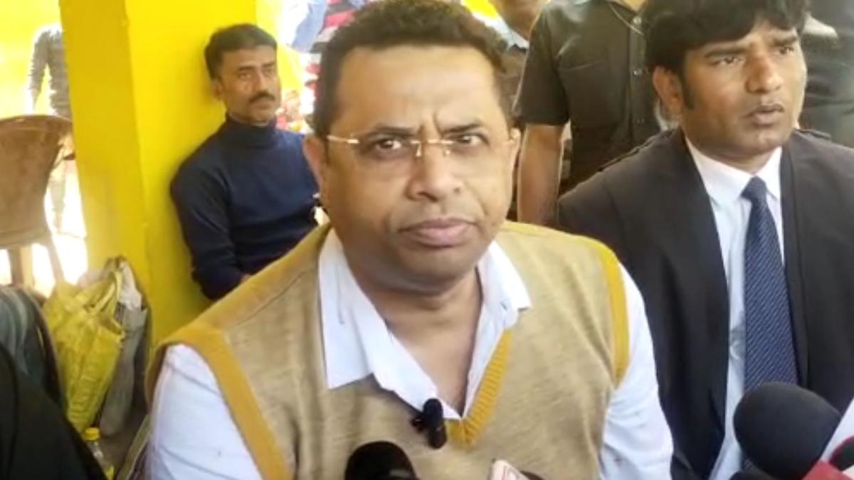 তৃণমূল নেতা কুন্তলের সঙ্গে কী সম্পর্ক সায়নীর! কুরুচিকর মন্তব্যে বিস্ফোরক সৌমিত্র তৃণমূল নেতা কুন্তলের সঙ্গে কী সম্পর্ক সায়নীর! কুরুচিকর মন্তব্যে বিস্ফোরক সৌমিত্র