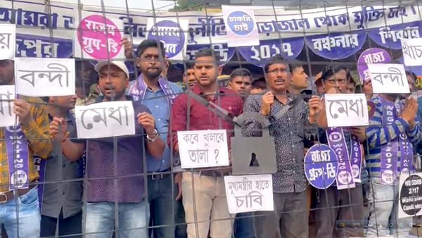  অভিনব প্রতিবাদে গ্রুপ ডি চাকরিপ্রার্থীদের 