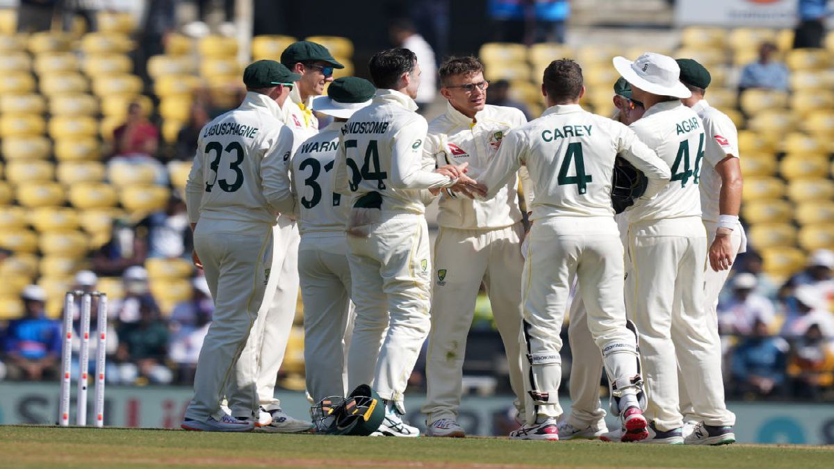 ঘুরে দাঁড়াতে